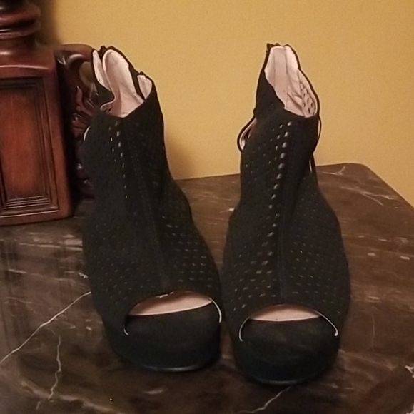 Heels - Picture 2 of 5